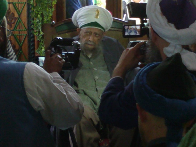 Shaykh Nazim al-Haqqani giving sohbat to his disciples